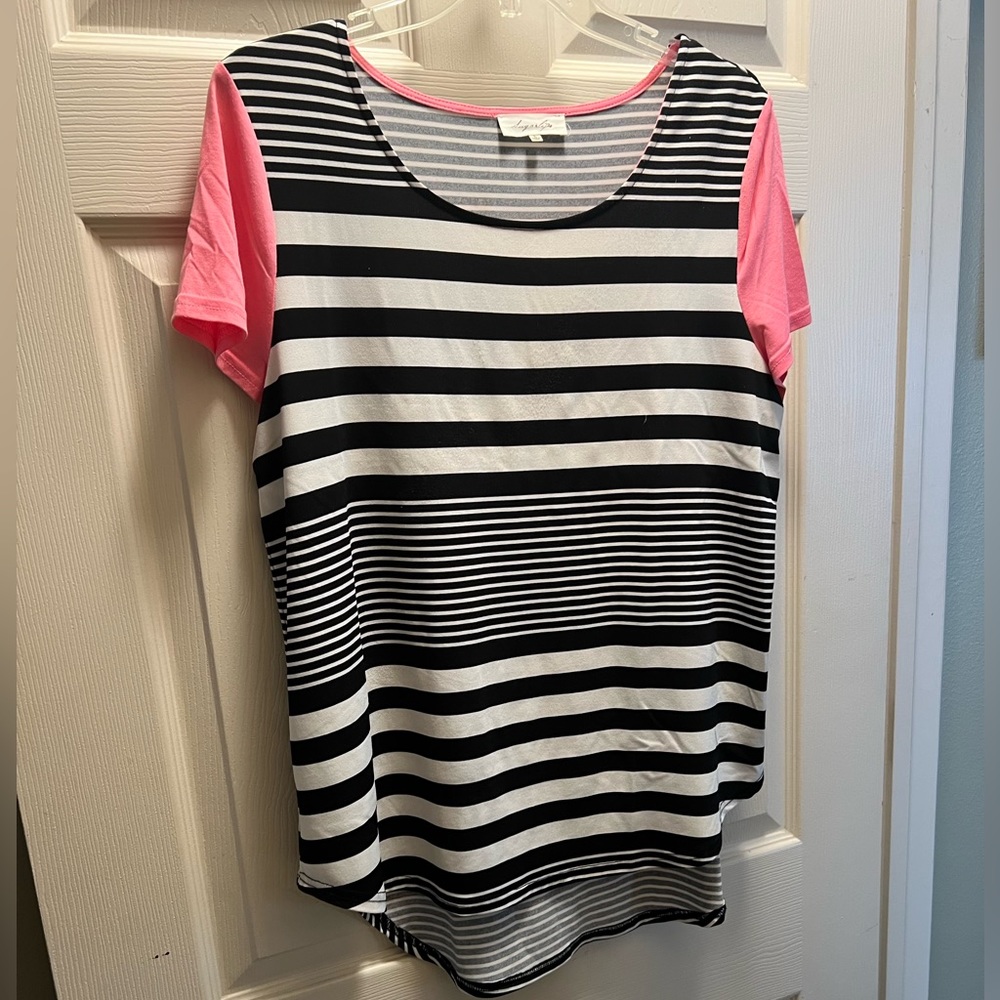 Black and white sort sleeve top with pink sleeves